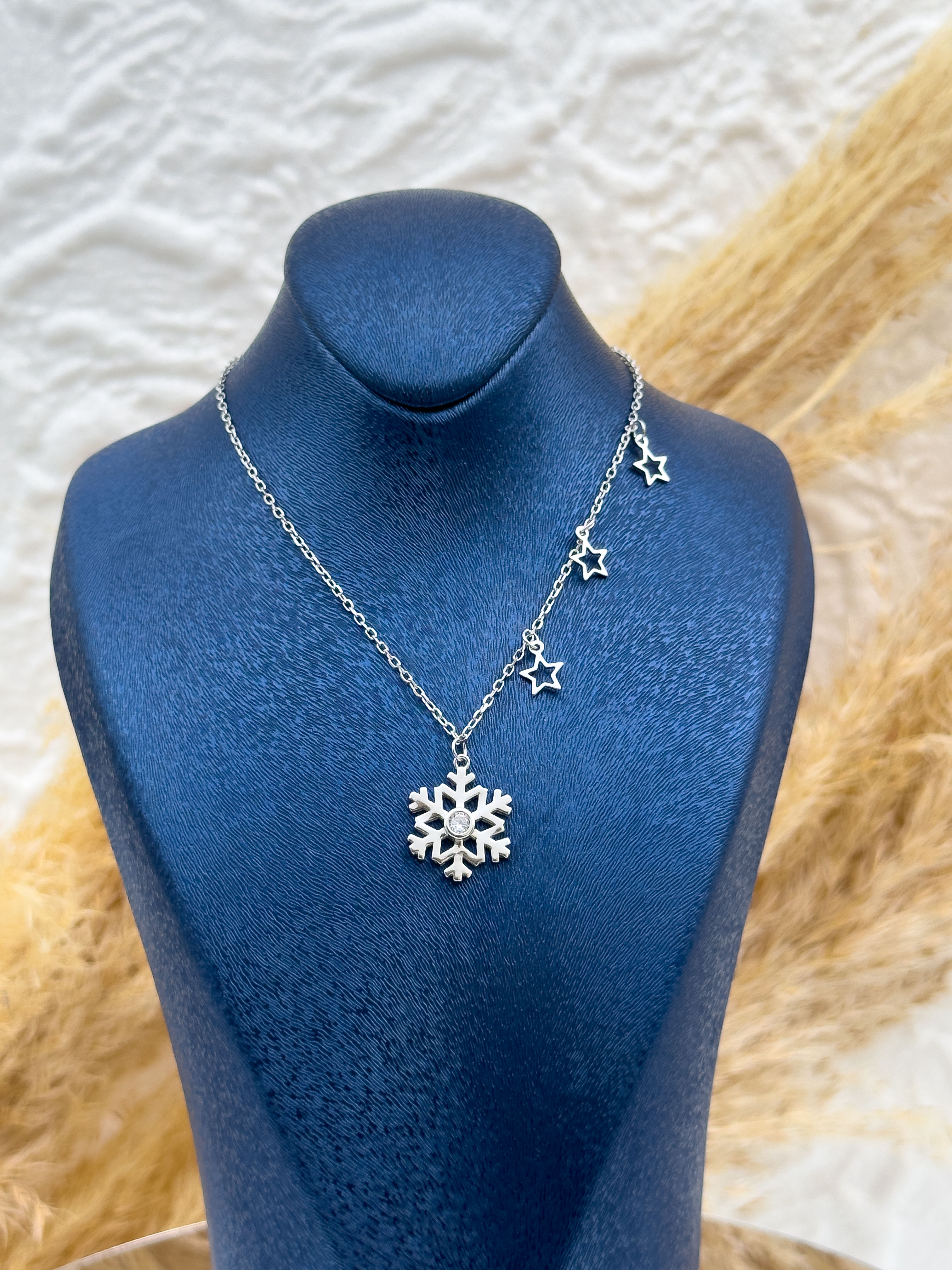 925 Ayar Gümüş Kar Tanesi Figürlü Taşlı Kadın Kolye – Zarif & Şık Tasarım